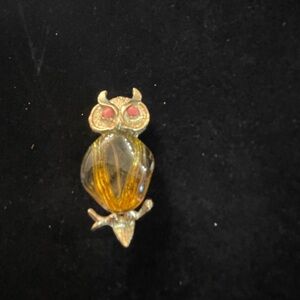 Jelly Belly Gold Toned  Brooch Owl w/Coral Eyes.
